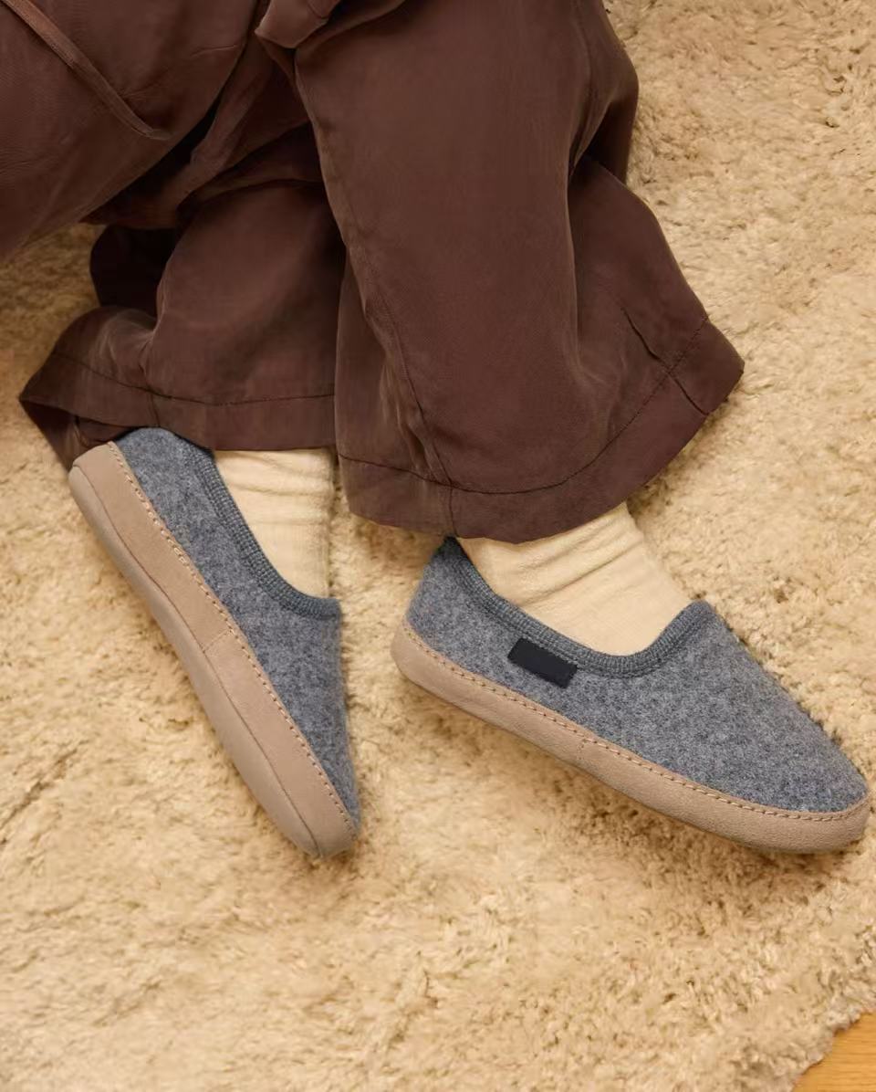 Damen Hausschuhe aus Schurwolle, Warme Wollpantoffeln, Kuschelige Hüttenschuhe für Herbst & Winter, Grau, Made in Austria