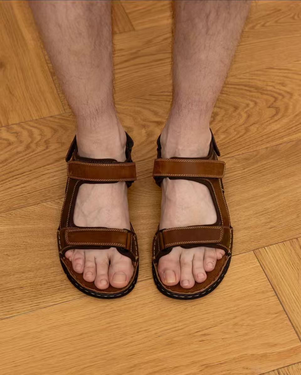 Ledersandale mit verstellbaren Klettverschlüssen und verstärkter Doppelnaht